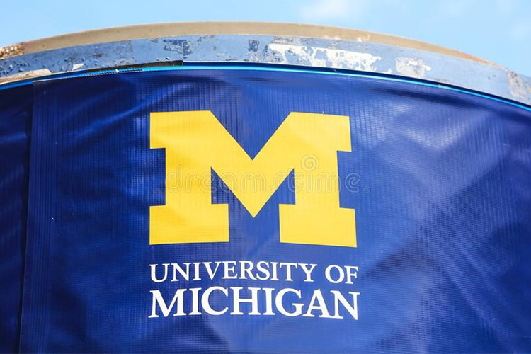 UNIVERSITY OF MICHIGAN 校旗