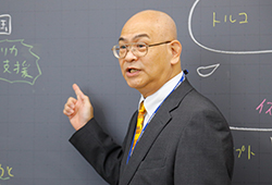 ハッチー佐藤（佐藤映）（教科指導：社会・英語）