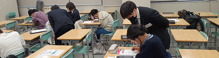 厳しい基準をクリアした、入試を熟知したトレーナー（学生指導審）が質問に対応