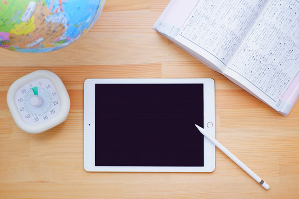タブレット　参考書　地球儀　タイマー　オンライン学習のイメージ