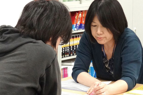 個別相談・面談の様子　担当のスタッフが付くので、いつでも気軽に相談できる