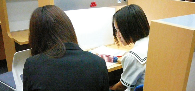 個別指導員と生徒の様子