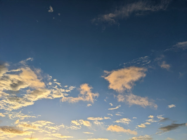 朝焼けの空　見上げた空　朝、目が覚めて学校のことに思いをはせる空のイメージ