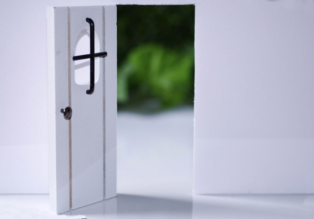 開いている扉 　扉の向こうは広々としている　扉を開けば世界は開けるイメージ