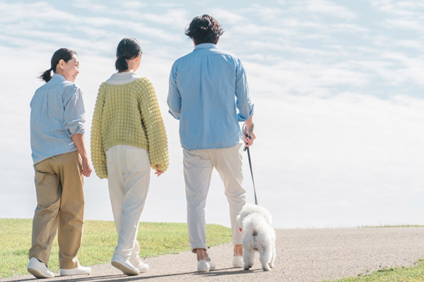 親子で犬の散歩。同じ時間、会話を共有するイメージ