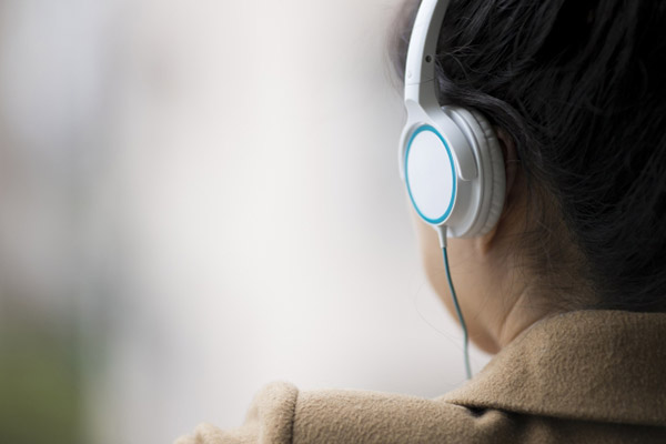 周りに合わせて演じるのは苦しい。雑踏の中でヘッドホンで耳をふさぎ、”自分”を確認する。