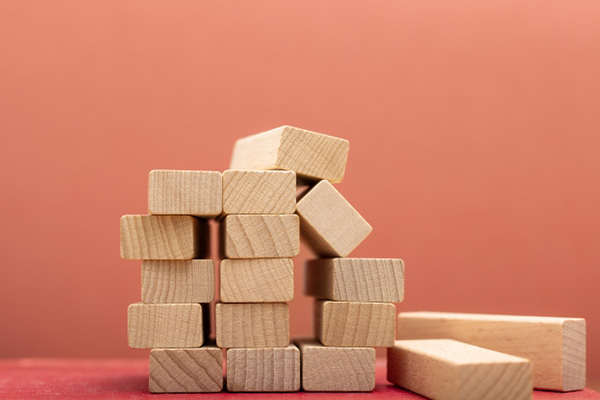 小さな負荷の積み重ねがいつかバランスを崩してしまいそうな不安のイメージ画像。