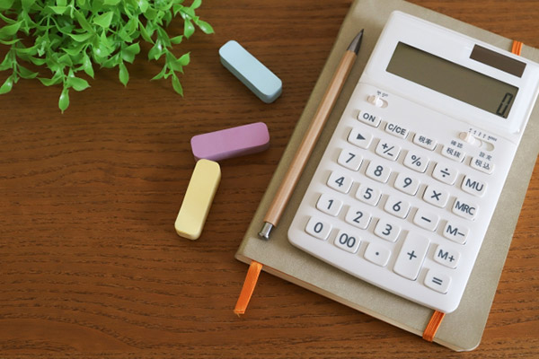 未来の計画を考えるにあたって、費用計算は見通しや安心を得るために大切なことのイメージ画像。