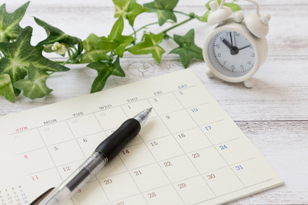 自学自習では時間がかかってしまうリスクを伴う。機会損失の可能性も含めて、費用を考えることのイメージ画像。