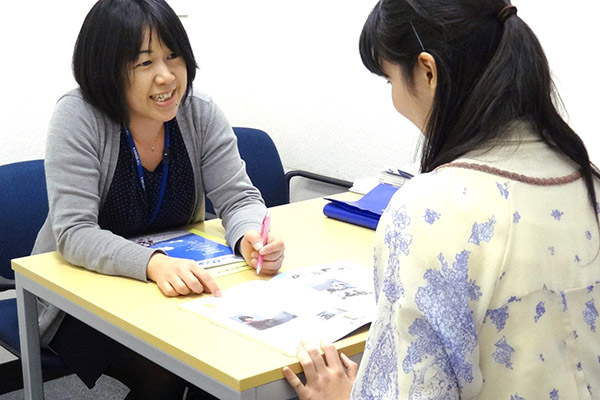 コスモでは、長年の経験を元に、スタッフが丁寧に相談に乗り、一緒にシミュレーションするなどして、進路と費用のことを一緒に考えます。そんな様子のイメージ画像。
