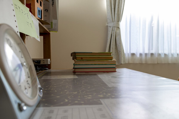 カーテンを閉めているが、部屋の中で着実に気持ちを燃やし続けている雰囲気のイメージ画像