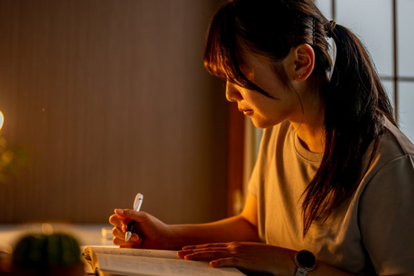 夜の自室。自分の時間・ペースで学習を進められる環境であることを活かすイメージ画像