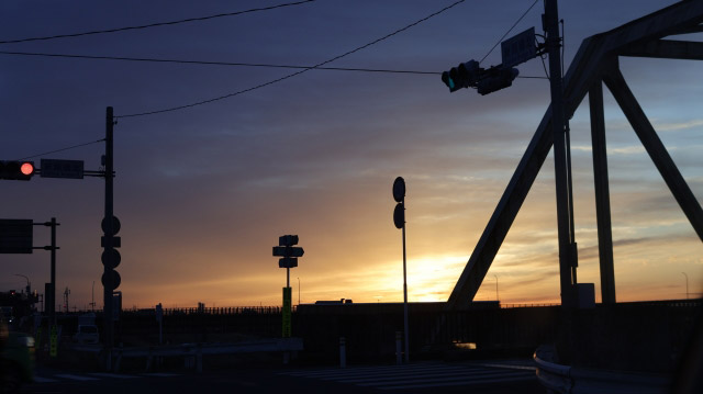 朝焼けの空。見渡せば外は広く、空は高く。「開放」と「希望」を感じるひと時を持てる事が大事、というイメージの画像。