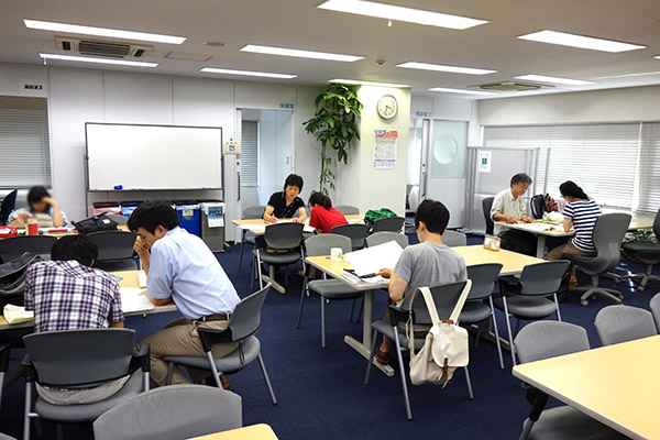 オープンスペースの様子の写真。コスモでは、自習や相談のできるスペースがいくつもあり、オープンスペースで気軽に講師やスタッフに相談ができます。