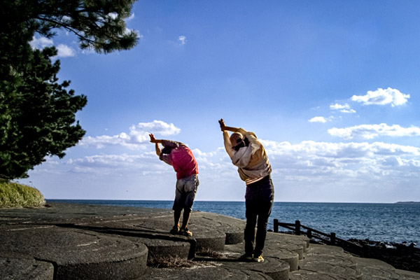 青空の広がるところでストレッチ、の画像。いろいろ考えていく前に、心と体をほぐして準備しましょう。