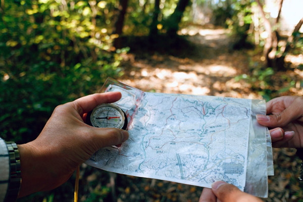 地図とコンパスの画像。これから進む先の指針を用意するのは大事です。