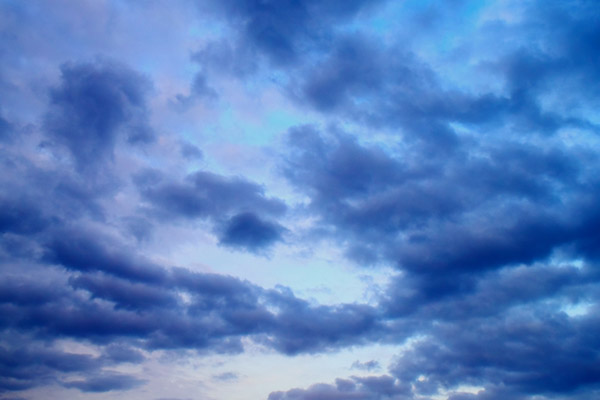 少し重苦しい空の写真。言葉にできない不安や、プレッシャーは、いつか晴れると思ってほしいイメージ。