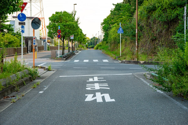 一時停止表示のある交差点の画像。今はちょっと一休みしても、それは未来に続く道を選ぶところであったり、エネルギーを蓄積するときであることを周囲にも理解してほしいことのイメージ。