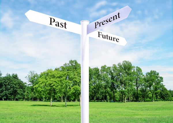 分岐点の行先表示の画像。未来につながる道は一つではないことを忘れないでいてほしいというイメージ。