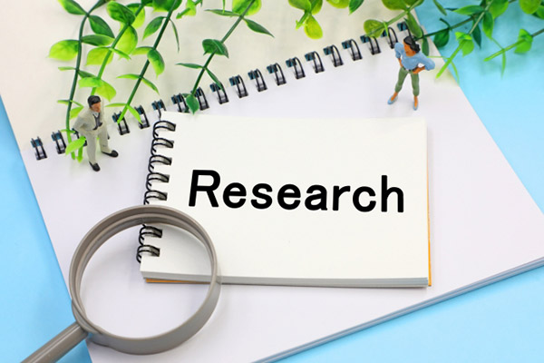 リサーチと書かれたメモと、虫眼鏡の画像。高卒認定試験は簡単といえど、意外に非合格もありうるので、どんな試験なのか、しっかりとリサーチすることが大事である事を伝えたいイメージ。