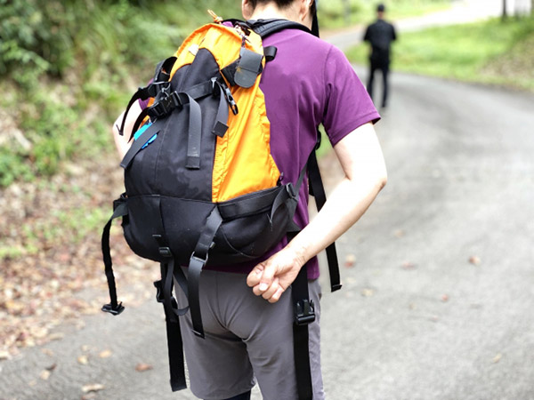 これから登山に向かおうという人の後ろ姿の画像。トレーニングや装備の準備によって山の難易度が人によって異なるのと同じく、高卒認定試験も学習深度や準備によってその簡単さ、難しさも人によって異なることを伝えたいイメージ。