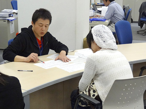 フェローに相談している様子の写真。コスモではいつでも細かくスタッフに相談できるので、大学受験を含めた計画を立てていくことができます。