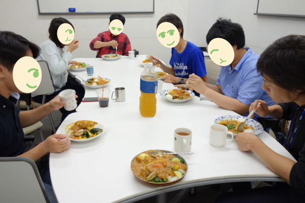 自分たちで作った料理をみんなで食べている様子。勉強だけでなく、友達と日常を過ごしたりして、穏やかな生活空間の中でいろいろなことを感じてほしいと願っています。