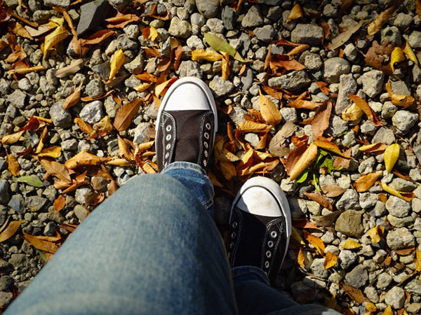 歩みを進める足元の写真。自分の歩幅で、自由なペースで目指す方向に進めればよい、というイメージ。