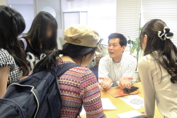 河合塾コスモの講師と、質問・相談に来ている生徒の写真。コスモでは、講師に気軽に質問・相談できます。