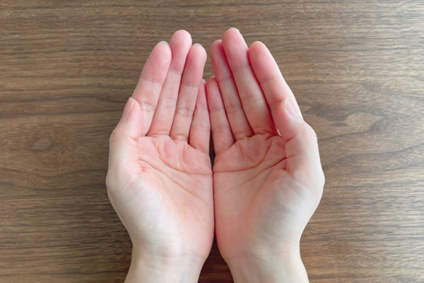 両手ですくい上げる手の写真。お子さんには、親御さんがまずホッとさせるような環境を用意して欲しいイメージ。