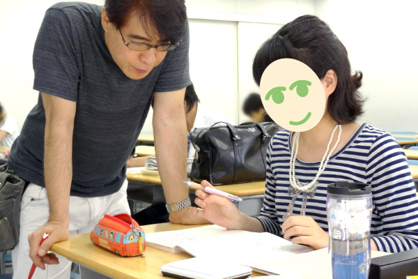 河合塾コスモで、講師に個別で指導をうけている写真。コスモでは、プロの講師が細やかに生徒の質問対応をしています。