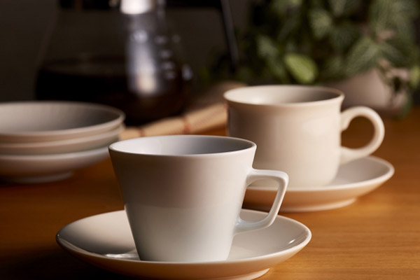 ２つ並んだコーヒーカップの写真。お茶を飲んでリラックスしているイメージ。