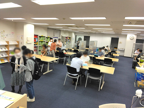 河合塾コスモのフリーラウンジの写真。コスモでは、自分の好きな場所でのびのびと学習できます。いつでもフェローがついているので安心。