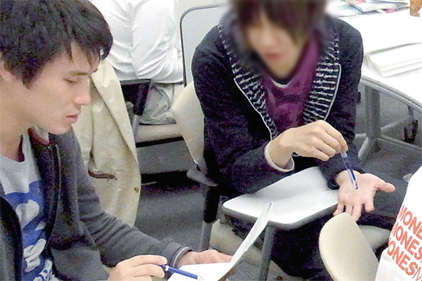 勉強やそれ以外のことも親身に相談にのるスタッフの写真。コスモでは担当のスタッフが伴走して、いつも気にかけています。