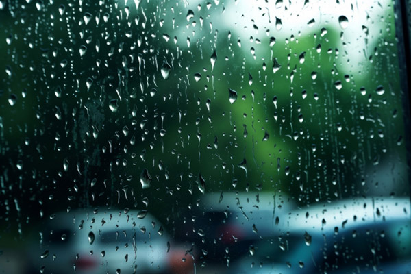 雨に濡れた窓ガラスの写真。今、力を発揮できないのは自然なことの一つの現れでもあることのイメージ。