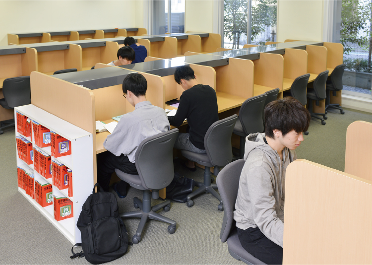 自習室で集中して勉強